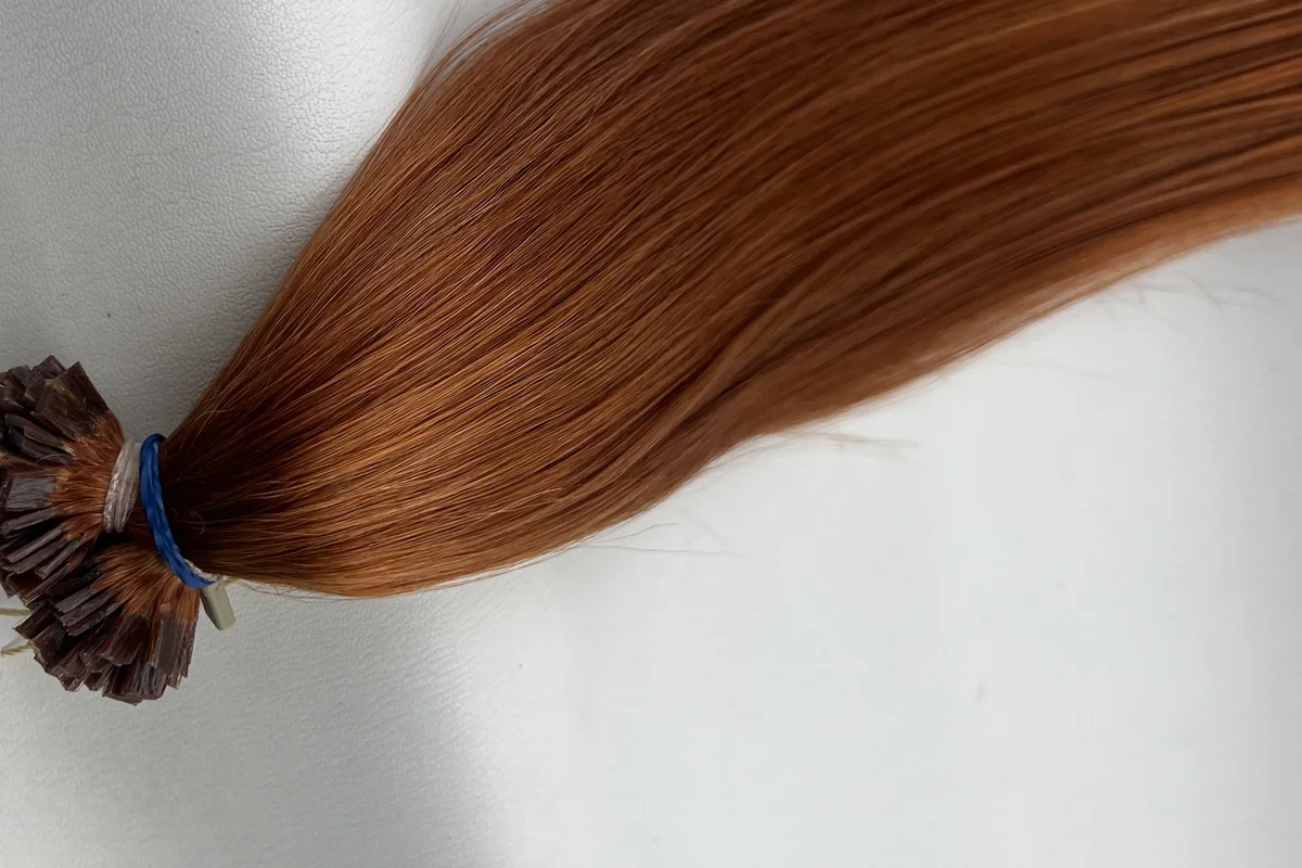 Bakır tonlu bir tutamda keratin bağlantı noktasının yakın görünümü