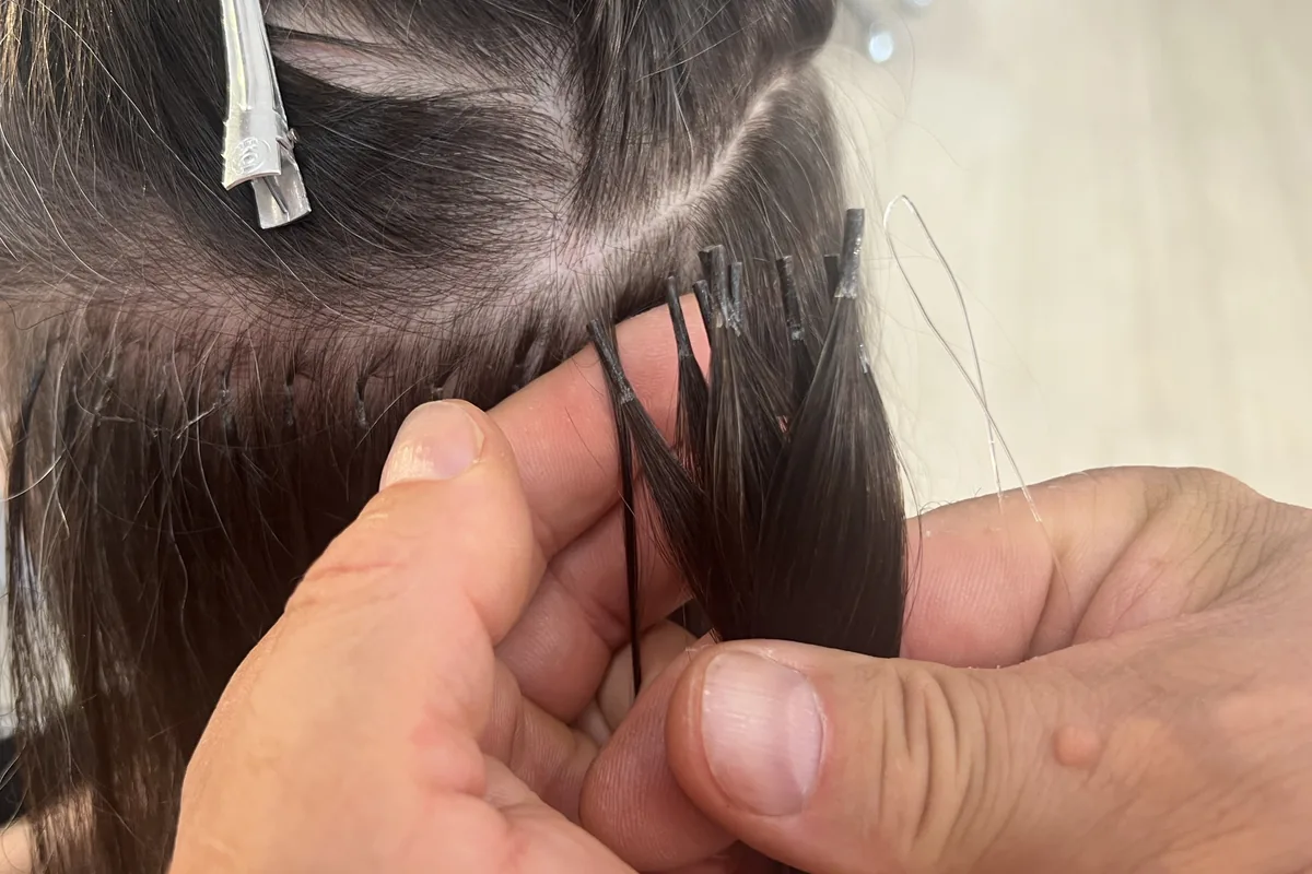 İnce telli saça nanofilament tutam uygulanırken çekilmiş kare