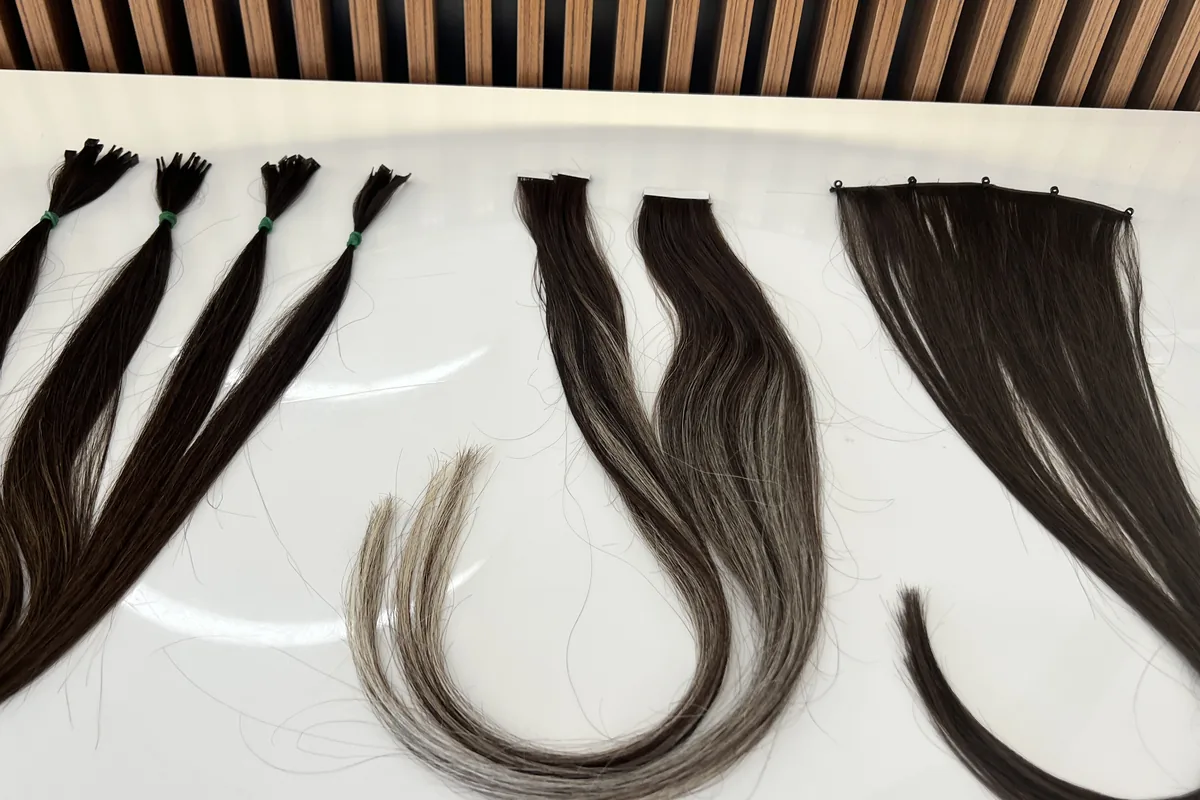 Keratin uçlu tutamlar, bant ve tres formları bir arada